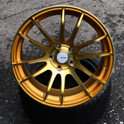 AV-20 METALLIC GOLD 18x8.5 5x114.3 et33 cb73.1